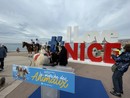 Cani, gatti, cavalli, pesci rossi, canarini, capre… una sfilata di animali sulla Promenade a Nizza