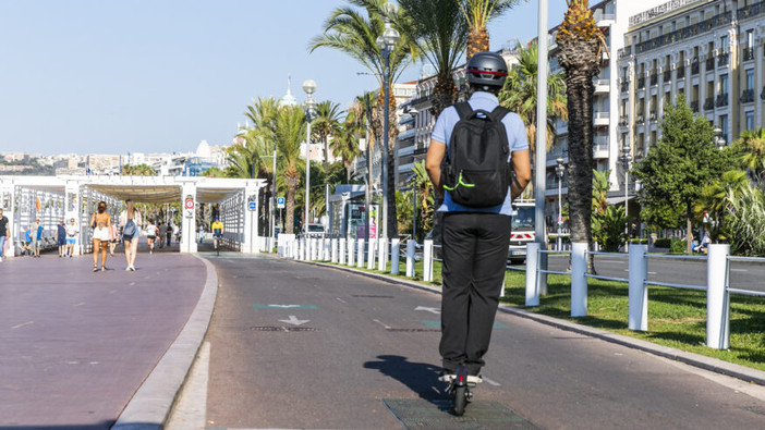 Monopattini elettrici, scattato l’obbligo del casco a Nizza: multe da 35 euro per i trasgressori Monopattini elettrici, scattato l’obbligo del casco a Nizza: multe da 35 euro per i trasgressori