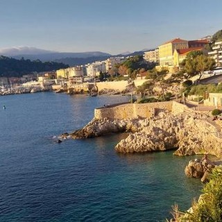 Mare dinverno a Nizza, tra sole e nuvole. Fotografie di Danilo Radaelli