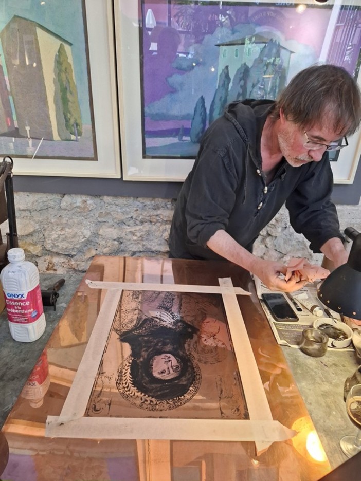 Ottanta sguardi per una sola icona: la “Mona” che rinasce ad Antibes