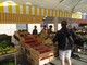 Mercato di Cours Saleya e Place Gautier a Nizza Mercato di Cours Saleya e Place Gautier a Nizza