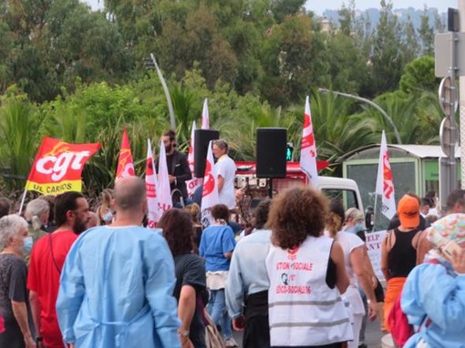 La manifestazione del personale sanitario e infiermeristico a Nizza