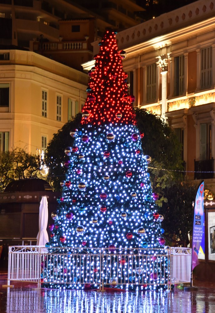 Nel Principato di Monaco è già Natale, luminarie accese e decorazioni ovunque con un occhio speciale all'ambiente