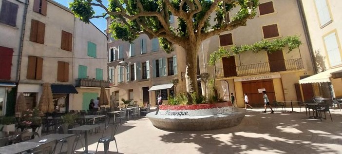 Manosque (1 - 22), Gréoux-les-Bains (23 - 29) e Vinon sur Verdon con i campi di lavanda (30 - 47). Le fotografie sono di Danilo Radaelli Manosque (1 - 22), Gréoux-les-Bains (23 - 29) e Vinon sur Verdon con i campi di lavanda (30 - 47). Le fotografie sono di Danilo Radaelli