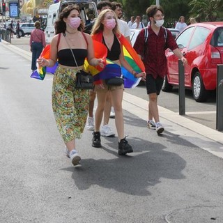 Le manifestazioni "arcobaleno" e "no vax" e "no Pass" di ieri a Nizza