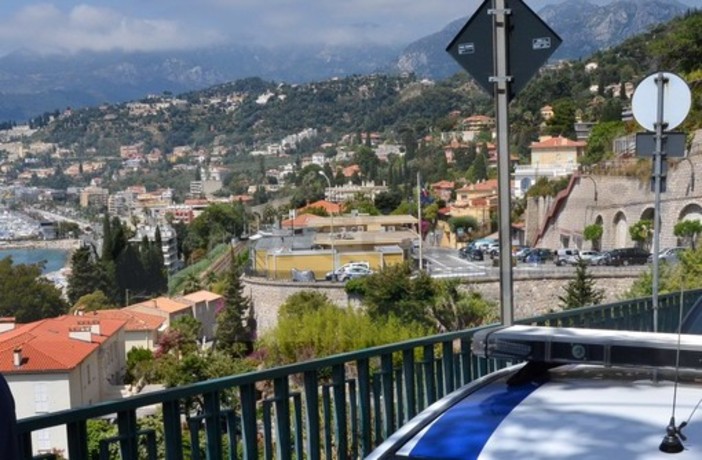 Menton: da oggi pomeriggio la Francia ha chiuso la frontiera di Ponte San Luigi, si passa solo da San Ludovico e sulla A10 Menton: da oggi pomeriggio la Francia ha chiuso la frontiera di Ponte San Luigi, si passa solo da San Ludovico e sulla A10
