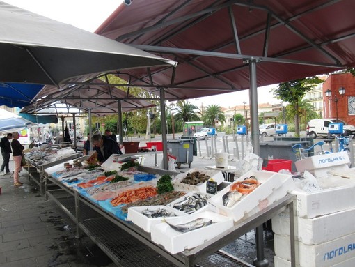 Il &quot;nuovo&quot; mercato del pesce in Place Jacques Toja