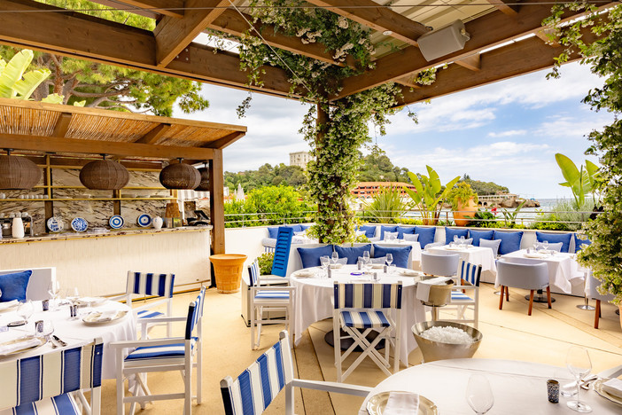 Maona, il nuovo ristorante festivo del Monte-Carlo Beach ispirato alla Grecia Maona, il nuovo ristorante festivo del Monte-Carlo Beach ispirato alla Grecia
