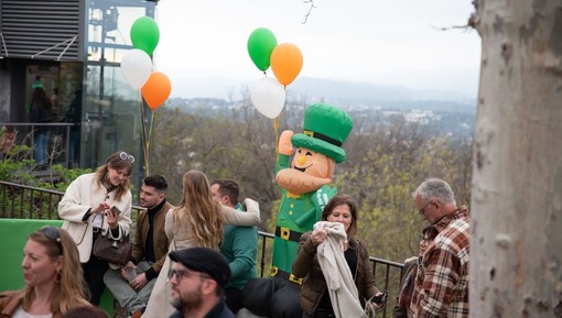 Mougins celebra l’Irlanda: il “Printemps Irlandais” accende il villaggio tra musica, street food e tradizioni celtiche