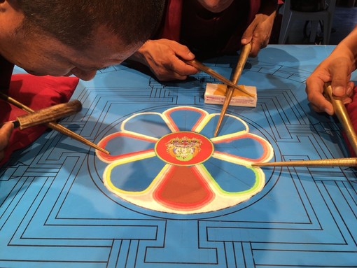 A Ospedaletti dal 28 al 31 agosto, presso la Sala Piccola del Comune si potranno ammirare i meravigliosi mandala di sabbia realizzati dai monaci tibetani A Ospedaletti dal 28 al 31 agosto, presso la Sala Piccola del Comune si potranno ammirare i meravigliosi mandala di sabbia realizzati dai monaci tibetani