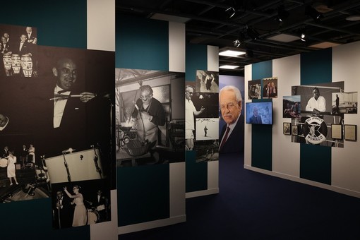 Nella mostra “Le Prince bâtisseur. Une ambition pour Monaco” la vita di Ranieri III, il principe che cambiò il volto al Principato