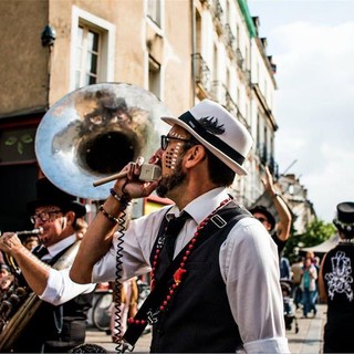 Antibes accende la stagione: bande in festa per un weekend tra musica e parate