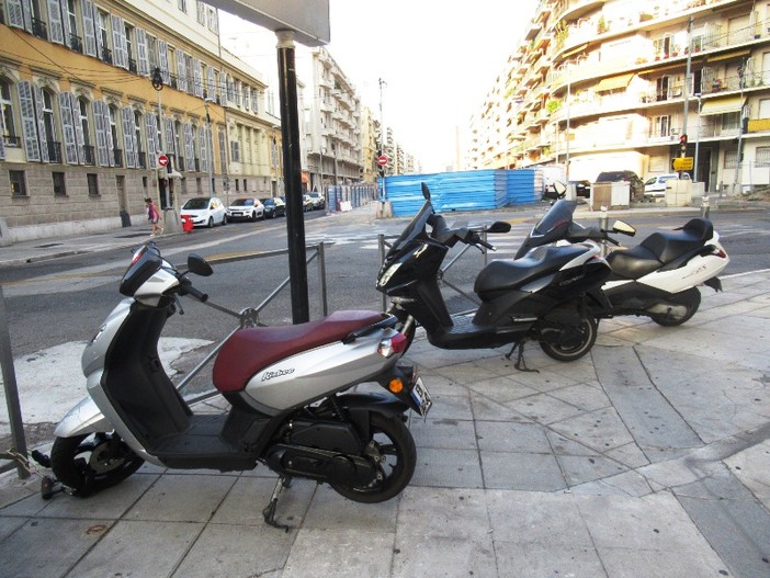 Moto in sosta su un marciapiede a Nizza