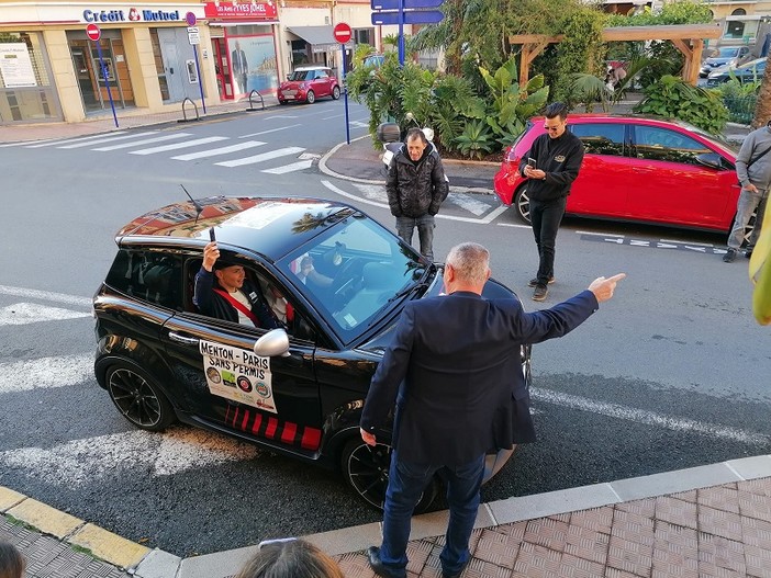 Da menton a Paris in auto senza permesso (Facebook e Instagram) Da menton a Paris in auto senza permesso (Facebook e Instagram)