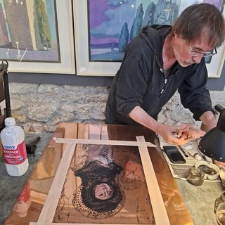 Ottanta sguardi per una sola icona: la “Mona” che rinasce ad Antibes