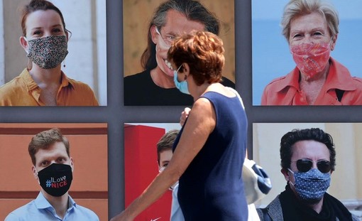 Mascherine in Place Massena a Nizza, foto di Ghjuvan Pasquale