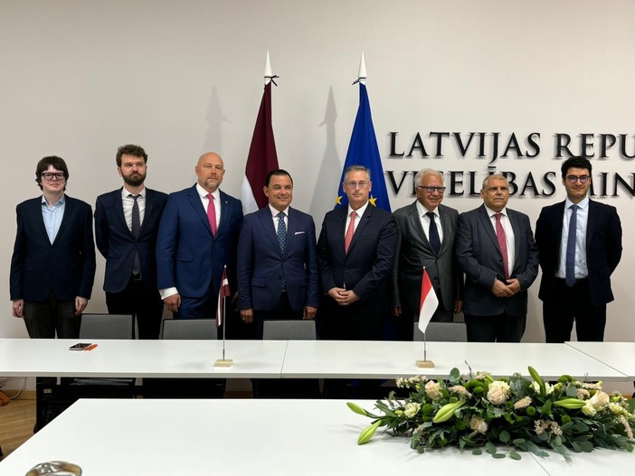 La delegazione Monegasca con al centro i due Ministri e il console di Monaco a Rīga Maris Grudulis La delegazione Monegasca con al centro i due Ministri e il console di Monaco a Rīga Maris Grudulis