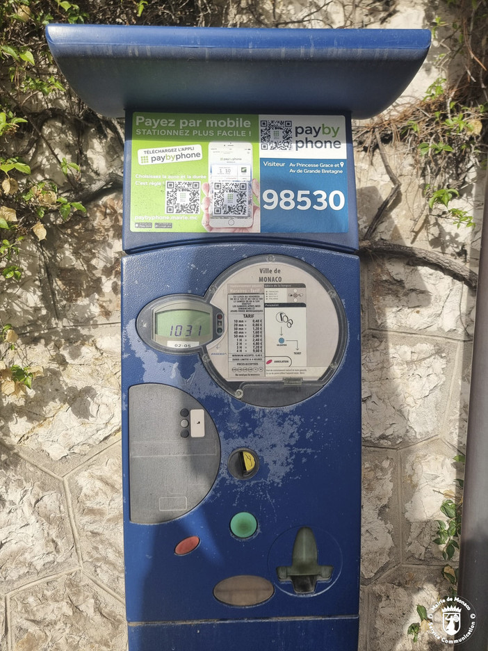 Uno dei parchimetri manomessi Uno dei parchimetri manomessi