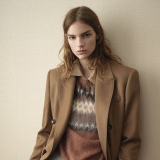 Il fascino del blazer: perché ancora oggi occupa un posto centrale nella moda femminile