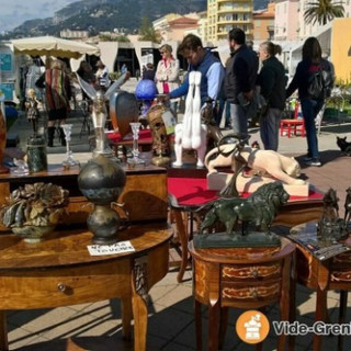 Mercato degli Antiquari  a Mentone  Foto: ©vide-greniers.org