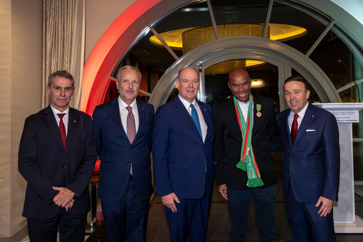 S.A.S. il Principe Alberto II, circondato da sinistra a destra da Frédéric Darnet, Direttore del Monte-Carlo Bay Hotel & Resort, S.E. Jean d’Haussonville, Ambasciatore di Francia a Monaco, lo Chef Marcel Ravin e Stéphane Valeri, Presidente-Delegato della Monte-Carlo Société des Bains de Mer – Crediti: Monte-Carlo Société des Bains de Mer S.A.S. il Principe Alberto II, circondato da sinistra a destra da Frédéric Darnet, Direttore del Monte-Carlo Bay Hotel & Resort, S.E. Jean d’Haussonville, Ambasciatore di Francia a Monaco, lo Chef Marcel Ravin e Stéphane Valeri, Presidente-Delegato della Monte-Carlo Société des Bains de Mer – Crediti: Monte-Carlo Société des Bains de Mer