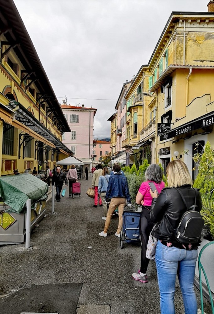 Menton, tutti in fila. Foto di Luisella Cappio