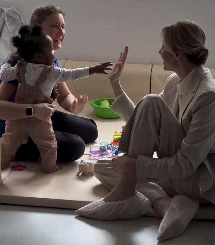 La Principessa Charléne in un momento tenero durante la visita all'asilo di Monte-Carlo (Foto Ezio Cairoli) La Principessa Charléne in un momento tenero durante la visita all'asilo di Monte-Carlo (Foto Ezio Cairoli)