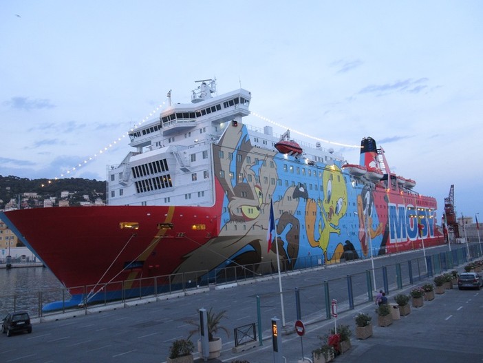 Traghetto della Moby Line al porto di Nizza
