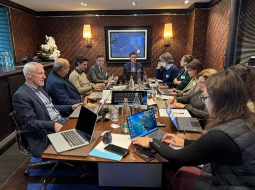 I membri della commissione durante la riunione I membri della commissione durante la riunione