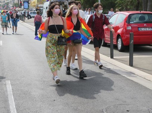 Le manifestazioni "arcobaleno" e "no vax" e "no Pass" di ieri a Nizza Le manifestazioni "arcobaleno" e "no vax" e "no Pass" di ieri a Nizza