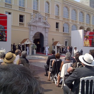 Naomi Campbell in verde acqua con cappellino in tinta sta entrando nella Corte d'Onore del Palazzo