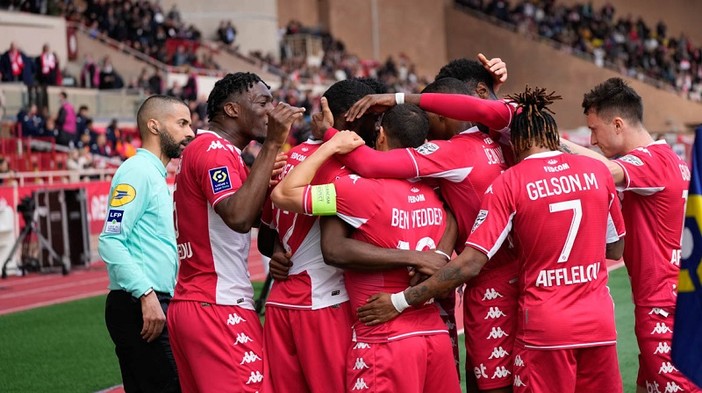 I giocatori del Monaco festeggiano la vittoria sul Paris Saint Germain (Foto tratta dal sito dell'As Monaco)