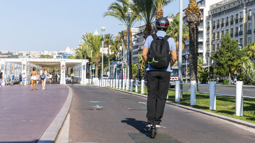 Monopattini elettrici, scattato l’obbligo del casco a Nizza: multe da 35 euro per i trasgressori