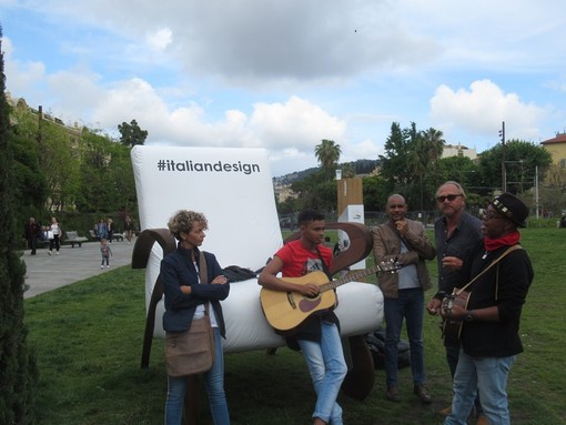 La poltrona gigante lungo la Promenade du Paillon La poltrona gigante lungo la Promenade du Paillon
