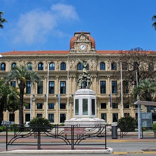 Cannes taglia le tasse, riduce il debito e investe: conti solidi nonostante crisi e incertezze