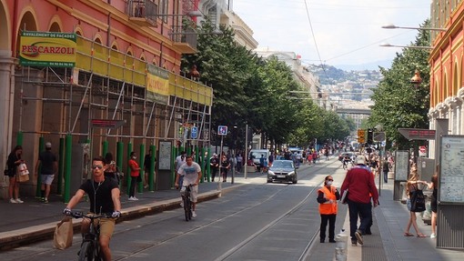 Avenue Jean Médecin a Nizza in attesa degli stranieri (foto di Ghjuvan Pasquale) Avenue Jean Médecin a Nizza in attesa degli stranieri (foto di Ghjuvan Pasquale)