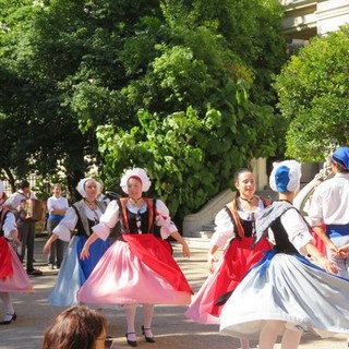 Il gruppo folkloristico Nissa la Belle si esibisce al Jardin Massena il 19 settembre 2021