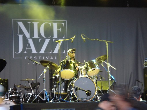 Nice Jazz Festival, l’emozione della musica dal vivo con il pubblico che partecipa, si alza in piedi e applaude. Nice Jazz Festival, l’emozione della musica dal vivo con il pubblico che partecipa, si alza in piedi e applaude.