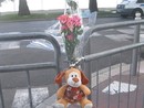 Nizza, 15 luglio 2026, il peluche sul luogo della strage Nizza, 15 luglio 2026, il peluche sul luogo della strage
