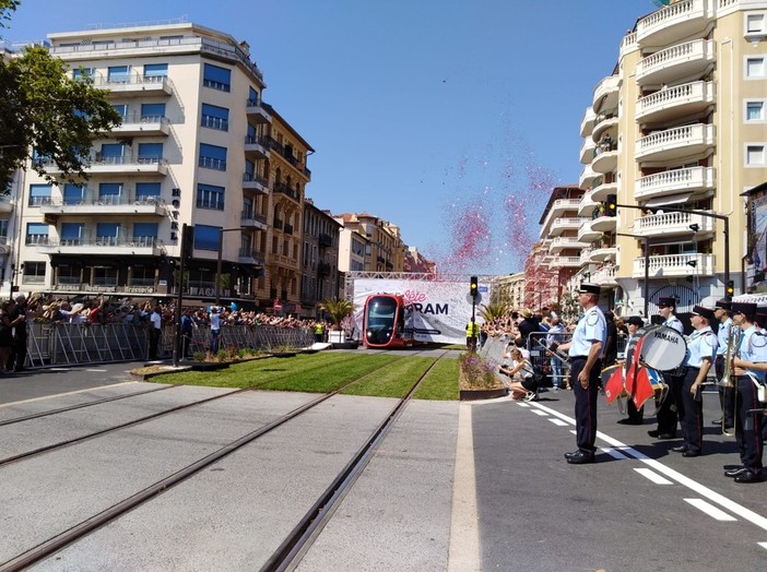Ecco le foto del primo Tram Ecco le foto del primo Tram