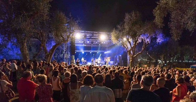 Rock, elettronica e mare: Étienne de Crécy accende l’estate a Beaulieu Rock, elettronica e mare: Étienne de Crécy accende l’estate a Beaulieu