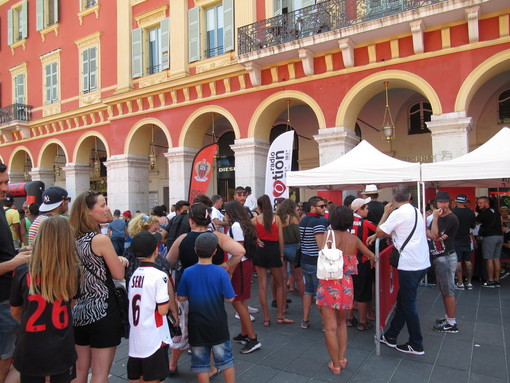 Place Massena, tifosi in fila per ottenere l'autografo dai giocatori dell'OGC Nice
