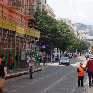 Avenue Jean Médecin a Nizza in attesa degli stranieri (foto di Ghjuvan Pasquale)