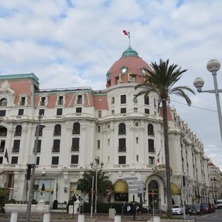 L'Hotel Negresco a Natale con le serrande abbassate