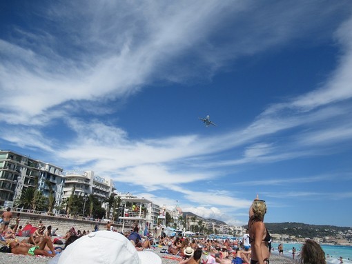 Aereo, fuori rotta, sorvola le spiagge di Nizza