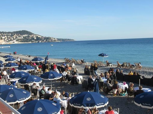 Nizza, un bar sulla spiaggia Nizza, un bar sulla spiaggia