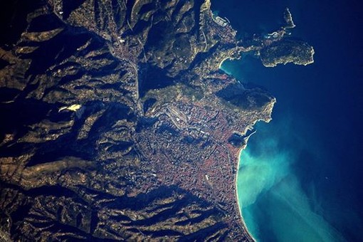 Nizza vista dalla Stazione Spaziale Internazionale, di notte Nizza vista dalla Stazione Spaziale Internazionale, di notte