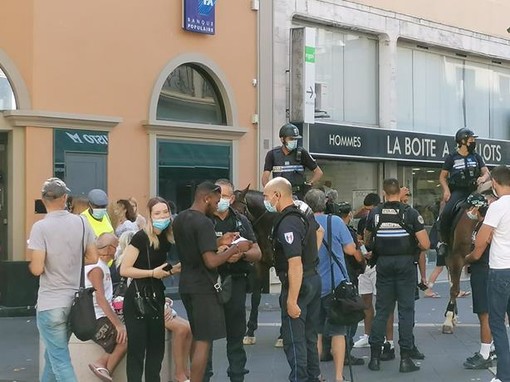 Pattuglie all'opera ieri in Avenue Jean Médecin a Nizza