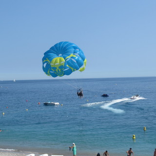 Nizza, sul mare col paracadute