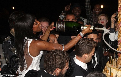 #Naomi Campbell ha festeggiato i 45 anni a #Nizza con #Champagne #Jacquart
